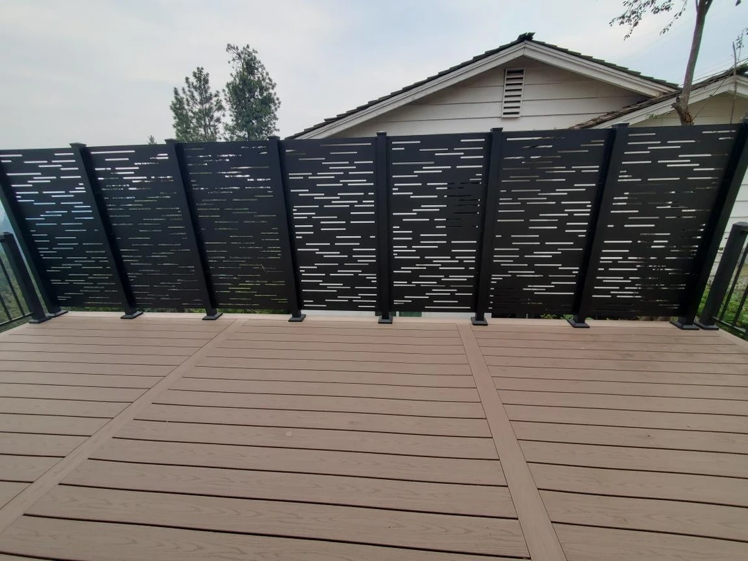 Brown deck with dashed privacy walls.